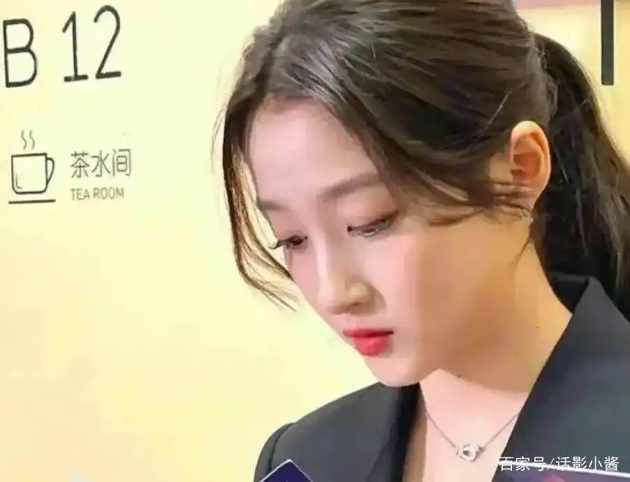 女明星的照片 国内的._真人比照片好看的女明星_不上镜美女