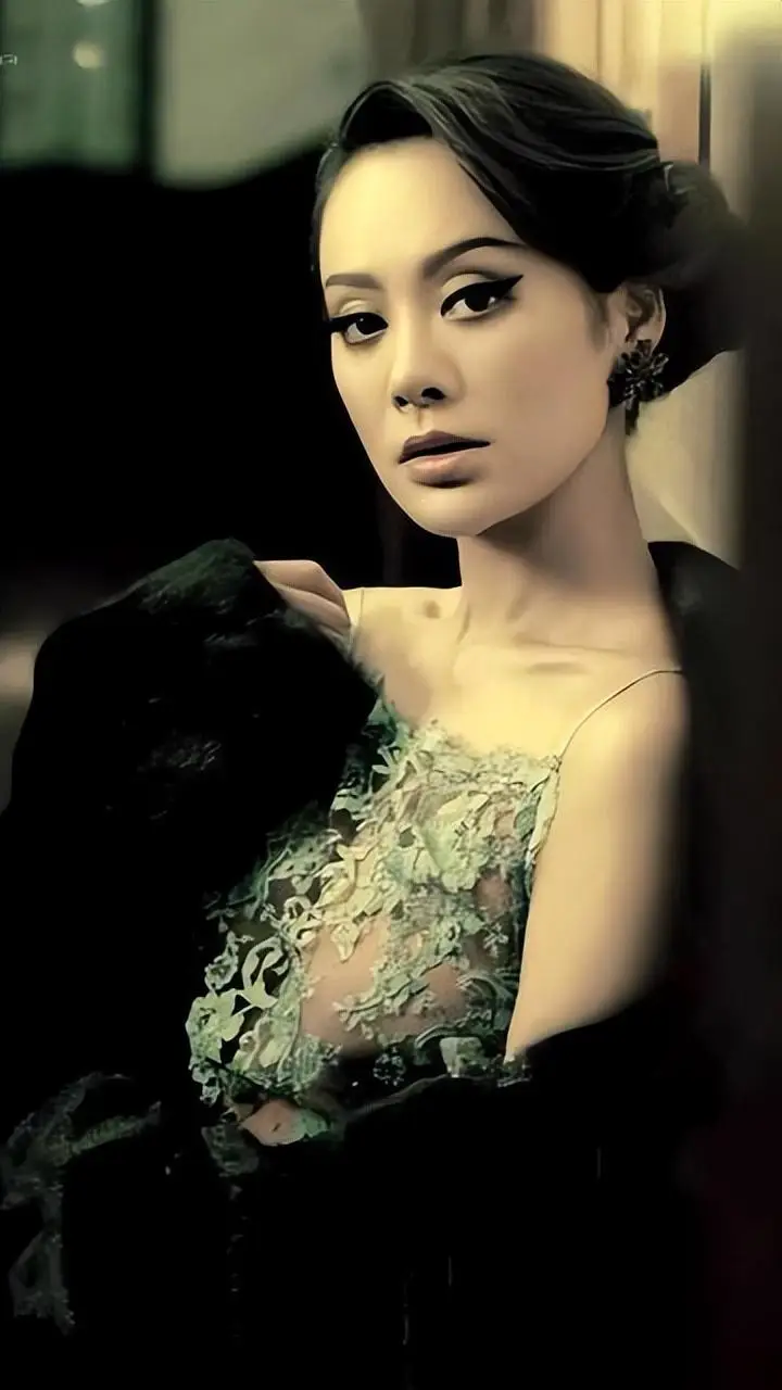 女明星光头造型_挑战颜值的女星_剪光头的女明星