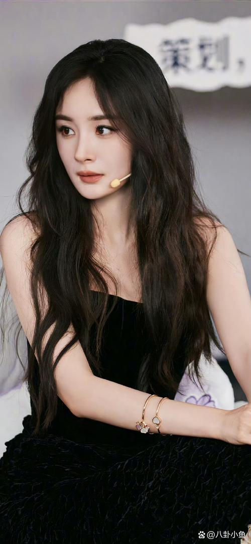 杨幂光头造型引热议，娱乐圈卤蛋挑战成颜值新标准