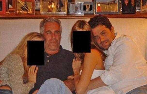 好莱坞秘闻：尖峰时刻导演与爱泼斯坦合影曝光，制片人邮件爆选妃细节