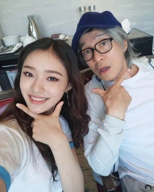 女星奇葩睡姿揭秘_杨超越宋茜林允许佳琪周迅_女明星睡姿照片