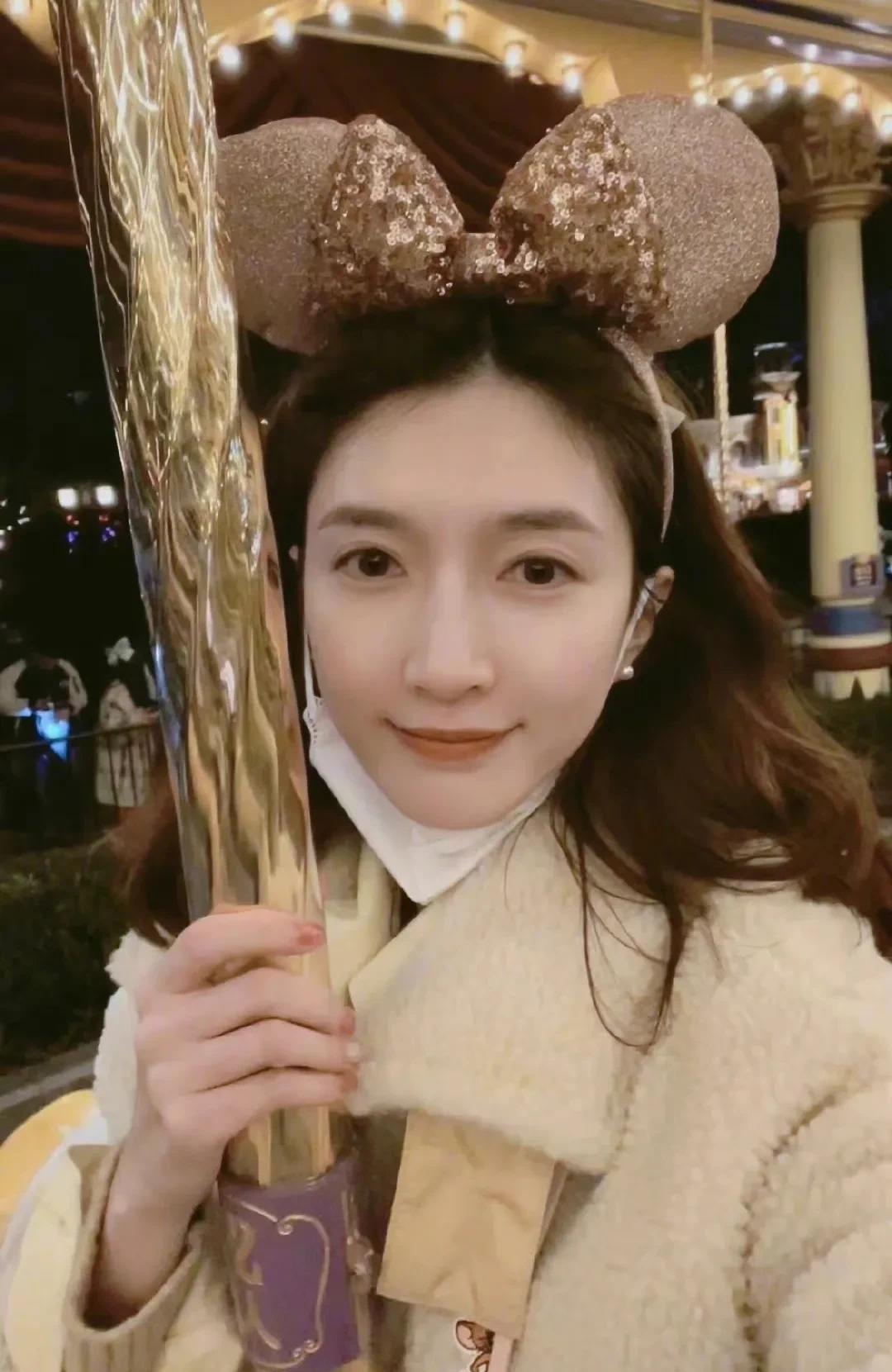 江疏影素颜珠宝搭配_女明星戴耳环图片_江疏影佩戴万宝项链